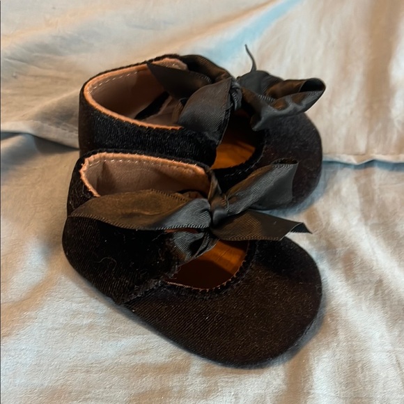 Elegant Black Velvet Baby Shoes with Bow, like new - Picture 5 of 6
